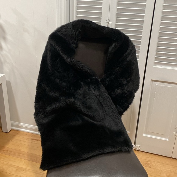 Faux Fur Shoulder Wrap 80” long & 20”Wide. Also can be used as bed accessory - Picture 3 of 6